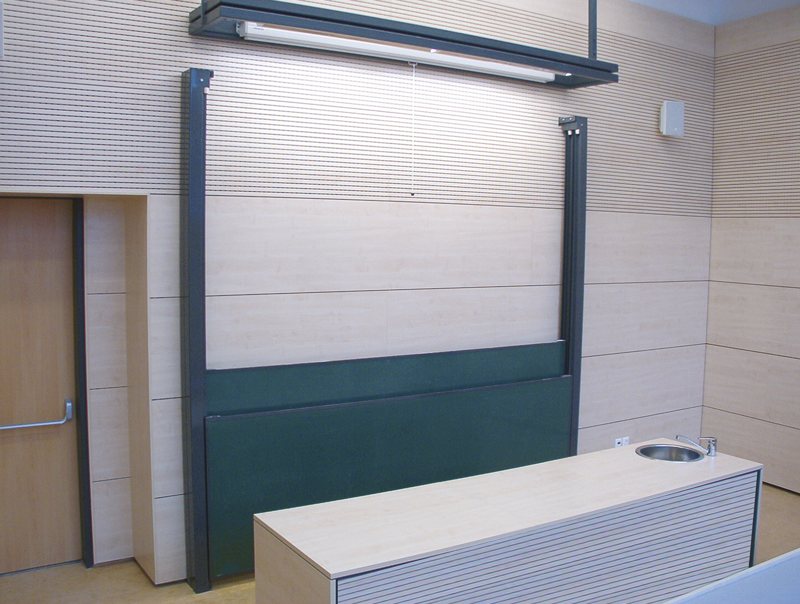 Classic-fuggetlenmozgo-oszlopallvanyos-tablarendszer-1-tablaval-szerelve