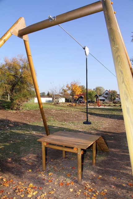 Kötélpálya indító dobogóval